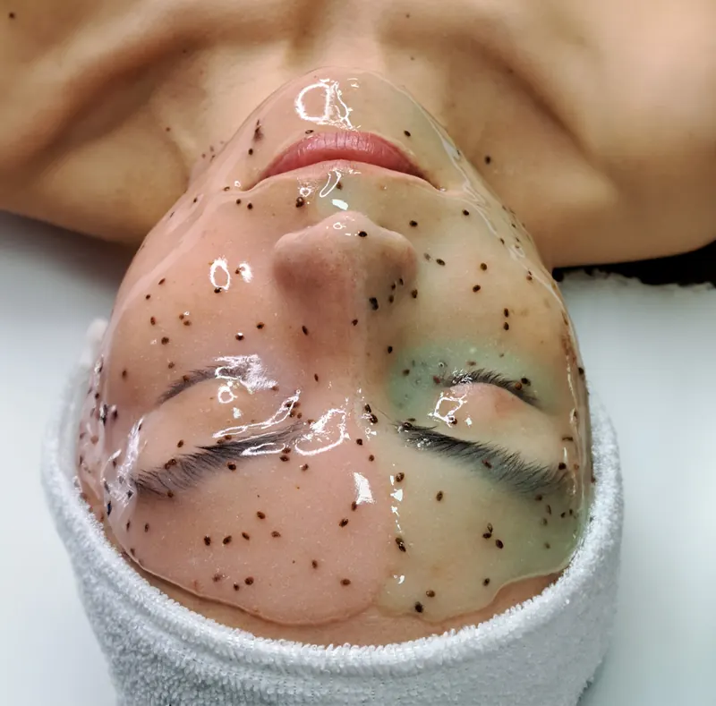 Mască Hydrojelly® esthemax® translucidă pe față, în prim-plan