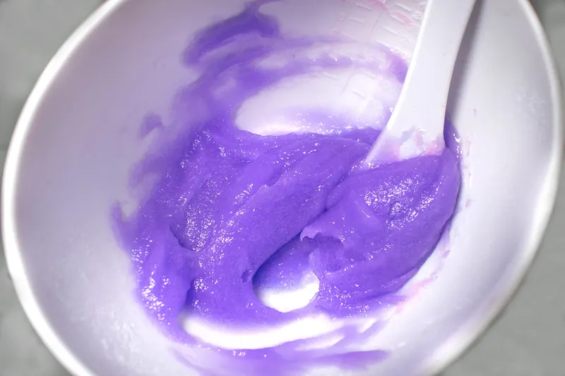 Mască esthemax® mov preparată într-un bol, cu spatulă
