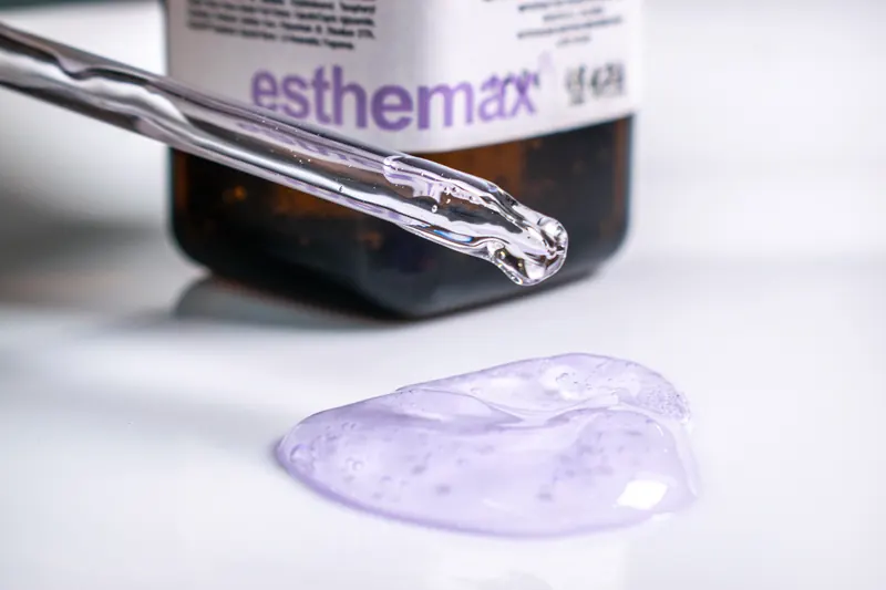 Dropper with esthemax® serum above a drop of gel